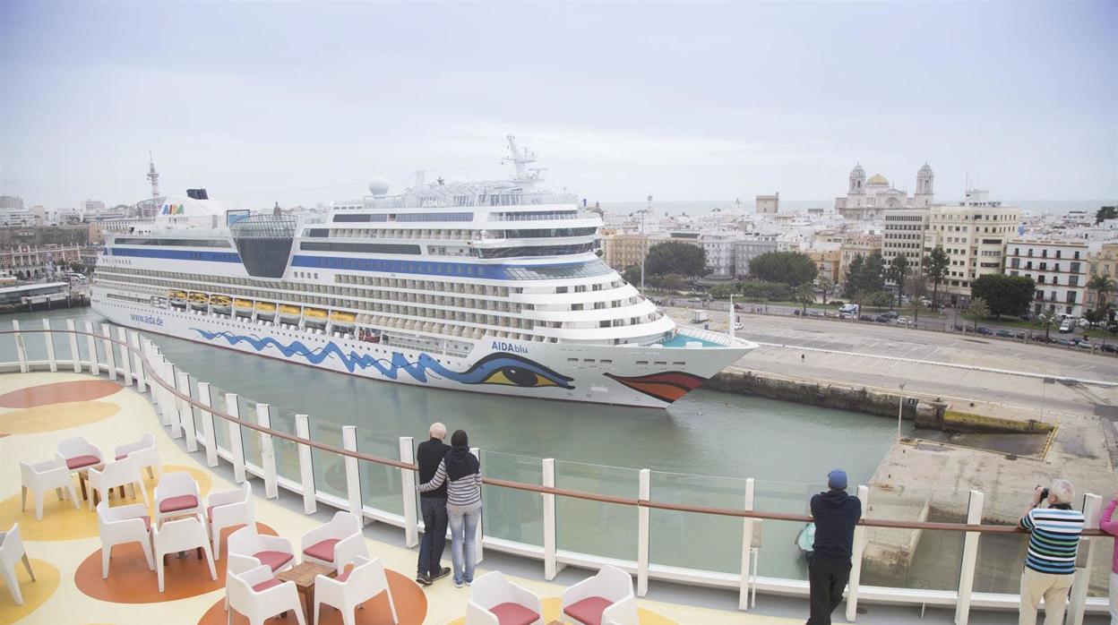 El puerto de Cádiz cerrará el año con la llegada de 16 cruceros este mes