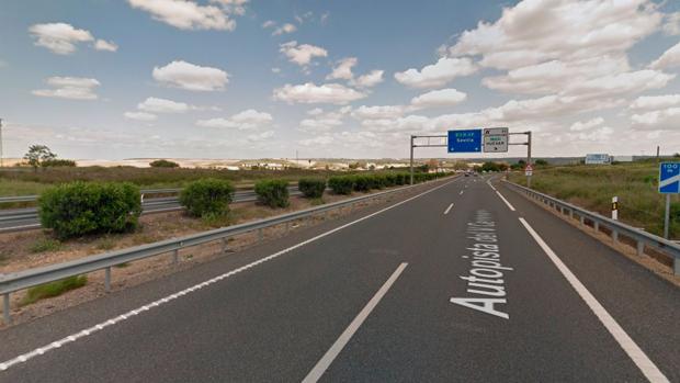 Heridas cinco personas en el choque de un camión con un coche en Huévar del Aljarafe