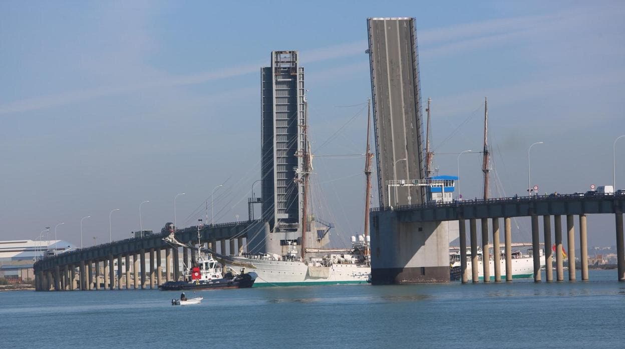 El Juan Sebastián de Elcano a su paso por el puente Carranza.