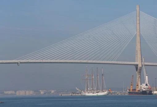 El Juan Sebastián de Elcano a su paso por el segundo puente este martes.