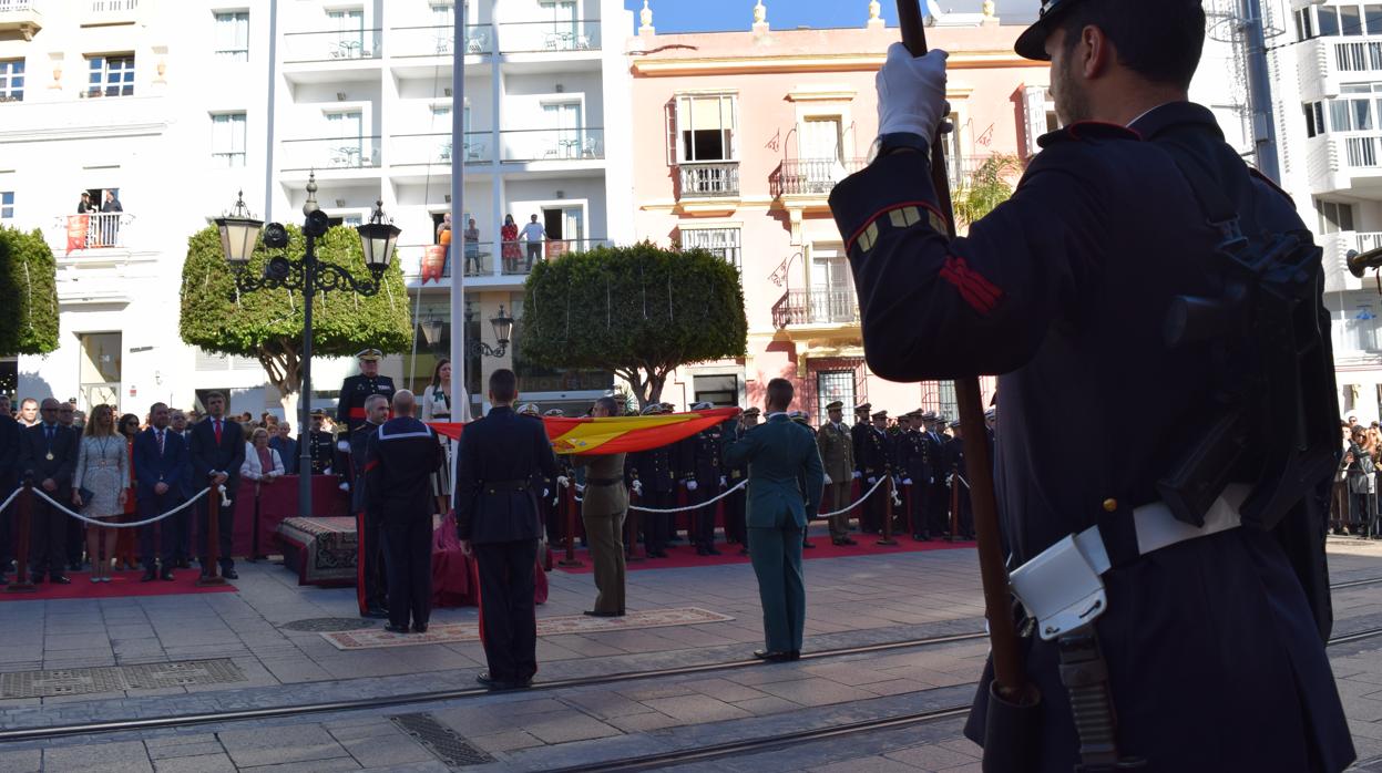 Numeroso público acudió a la Plaza Iglesia para ver el acto.