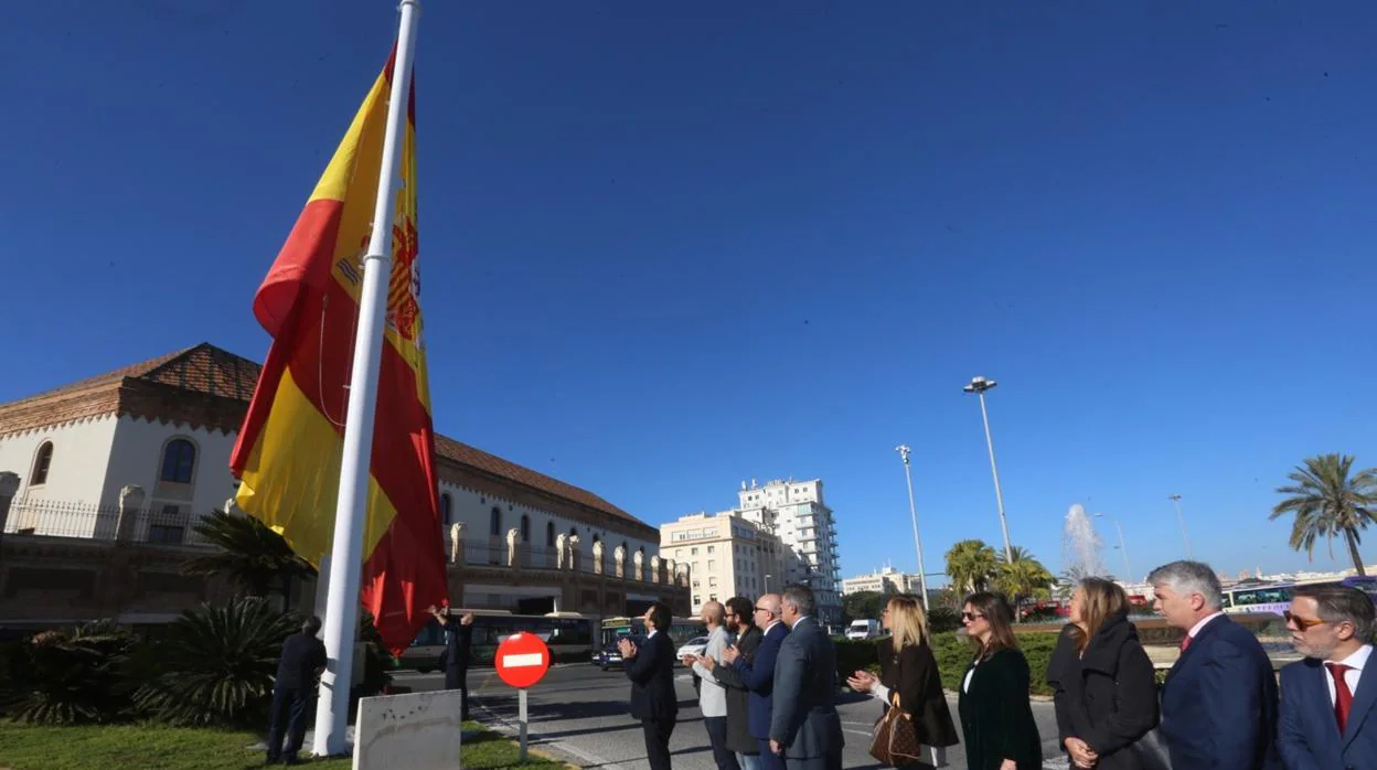Momento del izado de la bandera en la Plaza de Sevilla.