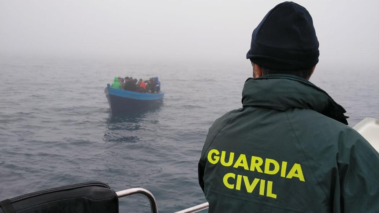 Rescatados 20 inmigrantes de origen magrebí a bordo de una patera al suroeste del Retín (Barbate)