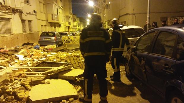 Afectados cuatro coches por el desplome de dos balcones corridos de un edificio de Jerez