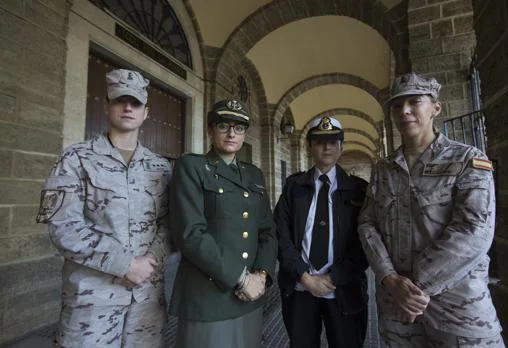 Las militares entrevistadas posan en el Tercio de Armada de San Fernando.