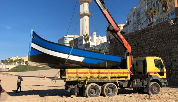 Retiran la patera que este domingo alcanzó la playa de Santa María del Mar en Cádiz