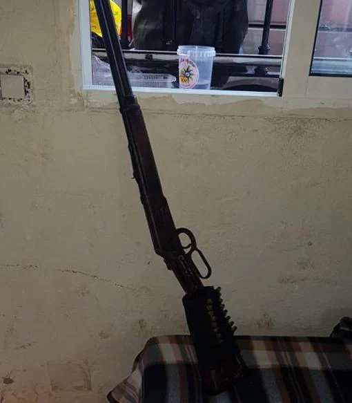 Rifle de palanca tipo Winchester, con el que disparó el sospechoso a los agentes.