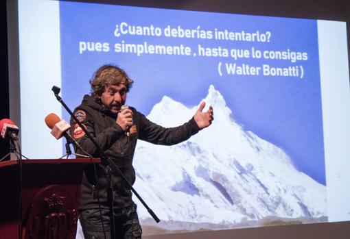 José Manuel León Muñoz durante la charla que imaprtió en la Casa de la Cultura