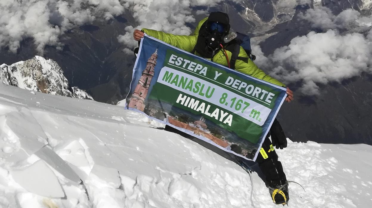 El estepeño José Manuel León , en la cumbre del Manaslu, de 8.167 metros