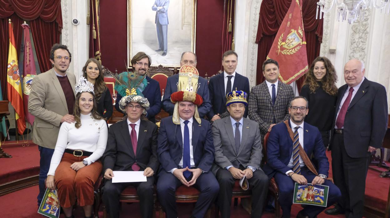 Los Reyes Magos de 2019 traspasan la corona a los de 2019.