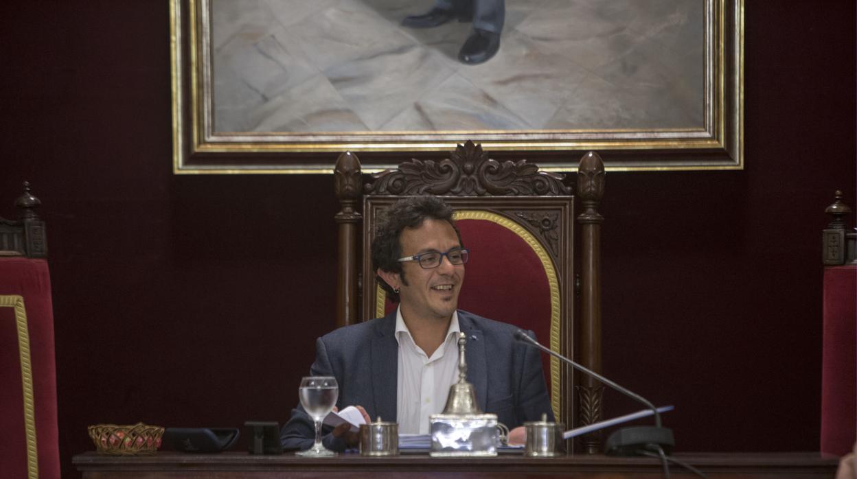 El alcalde, durante un pleno en el Ayuntamiento de Cádiz.