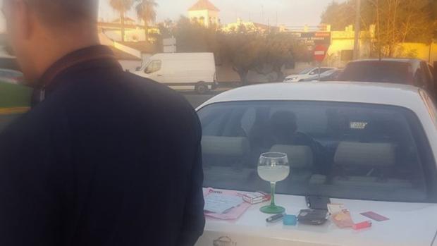 Positivo en alcohol y tres drogas tras verle la Policía con un cubata al volante en Castilleja de la Cuesta