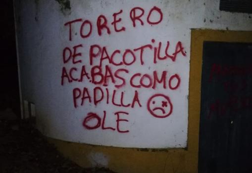 «Al nazi tiro y cuneta»: Pintadas amenazantes en la casa de Morante de la Puebla por su apoyo a Vox