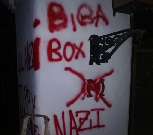 «Al nazi tiro y cuneta»: Pintadas amenazantes en la casa de Morante de la Puebla por su apoyo a Vox