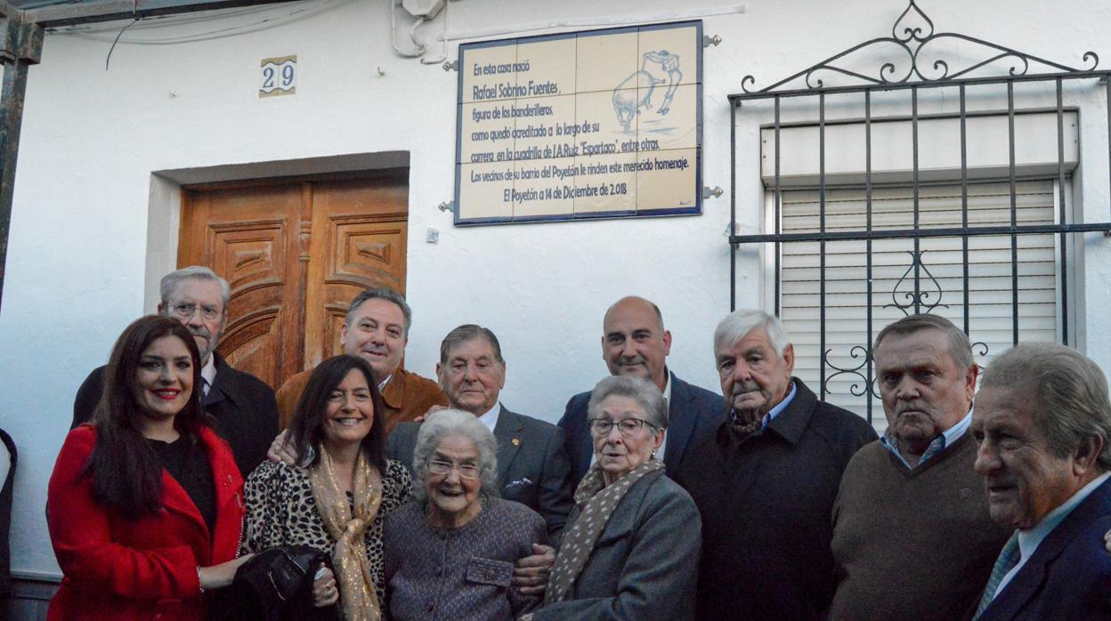 Rafael Sobrino posa, acompañado por varios vecinos, junto al azulejo descubierto en su honor