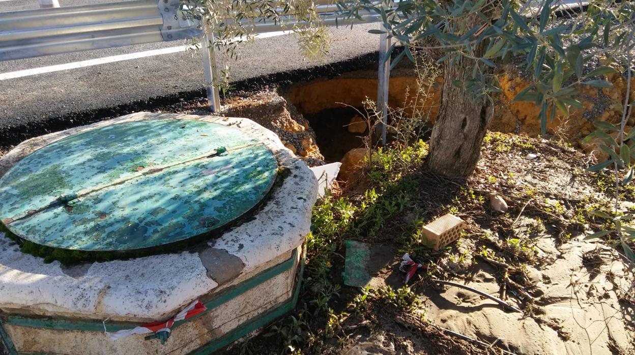 Las obras de la carretera entre Arahal y Morón de la Frontera destrozan un pozo con una galería romana