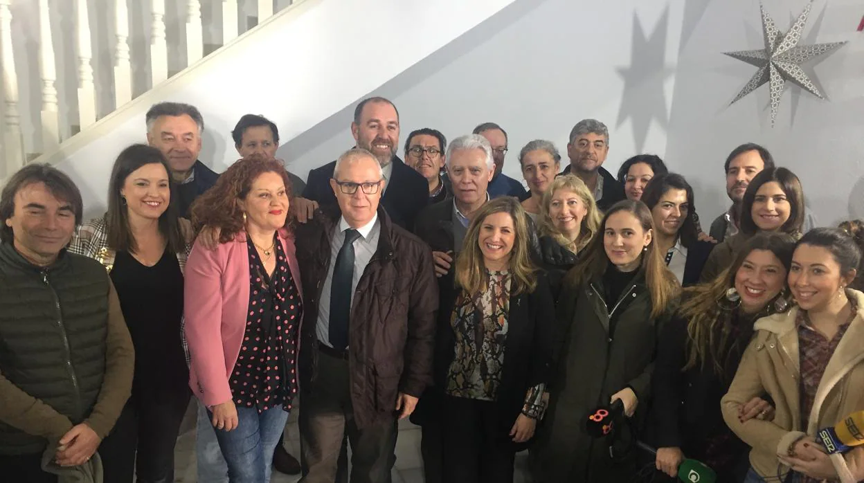 Los representantes de la Ejecutiva del PSOE de Cádiz junto a los periodistas