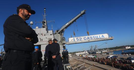 El 'Castilla' en el momento de su atraque en Rota.