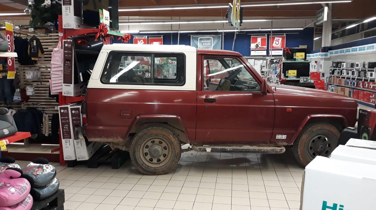 Los ladrones abandonaron el vehículo en el centro comercial cuando detectaron que llegaba la Guardia Civil
