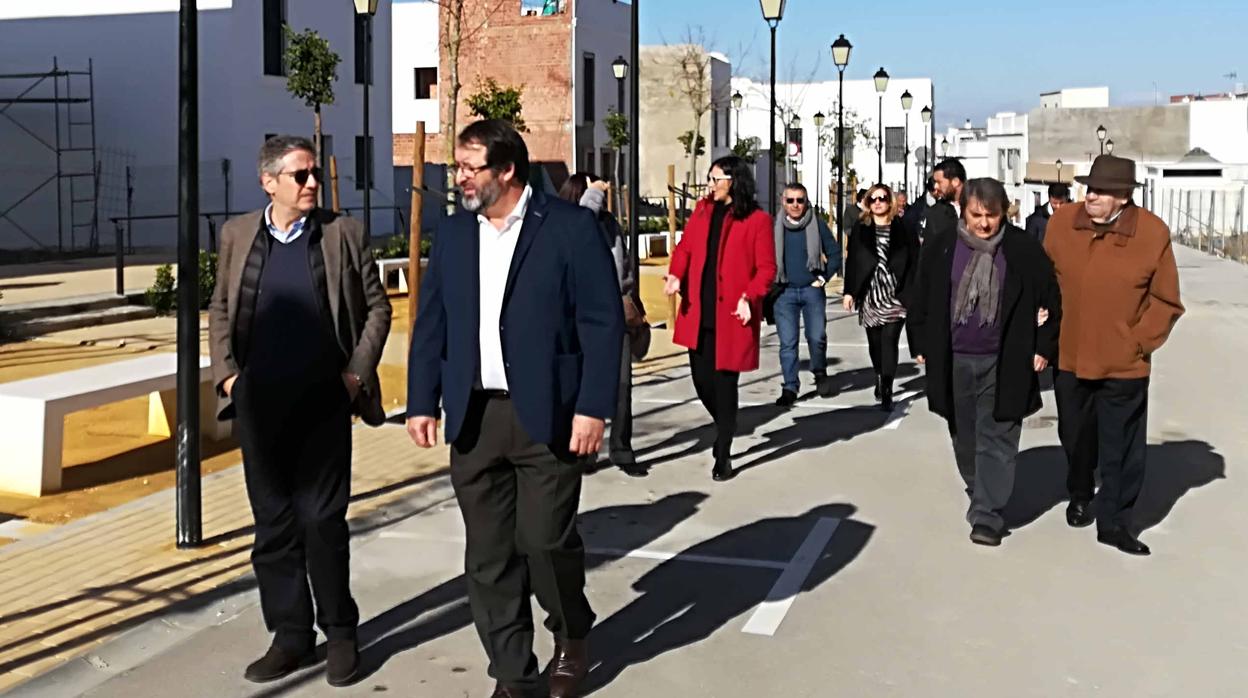 El alcalde Juan Ávila pasea junto a representantes vecinales por el nuevo barrio de Carmona