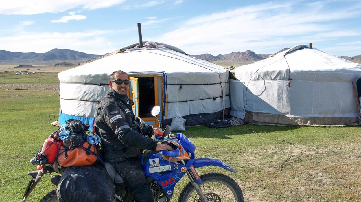 Manuel en una de las etapas del rally en moto de España a Mongolia.