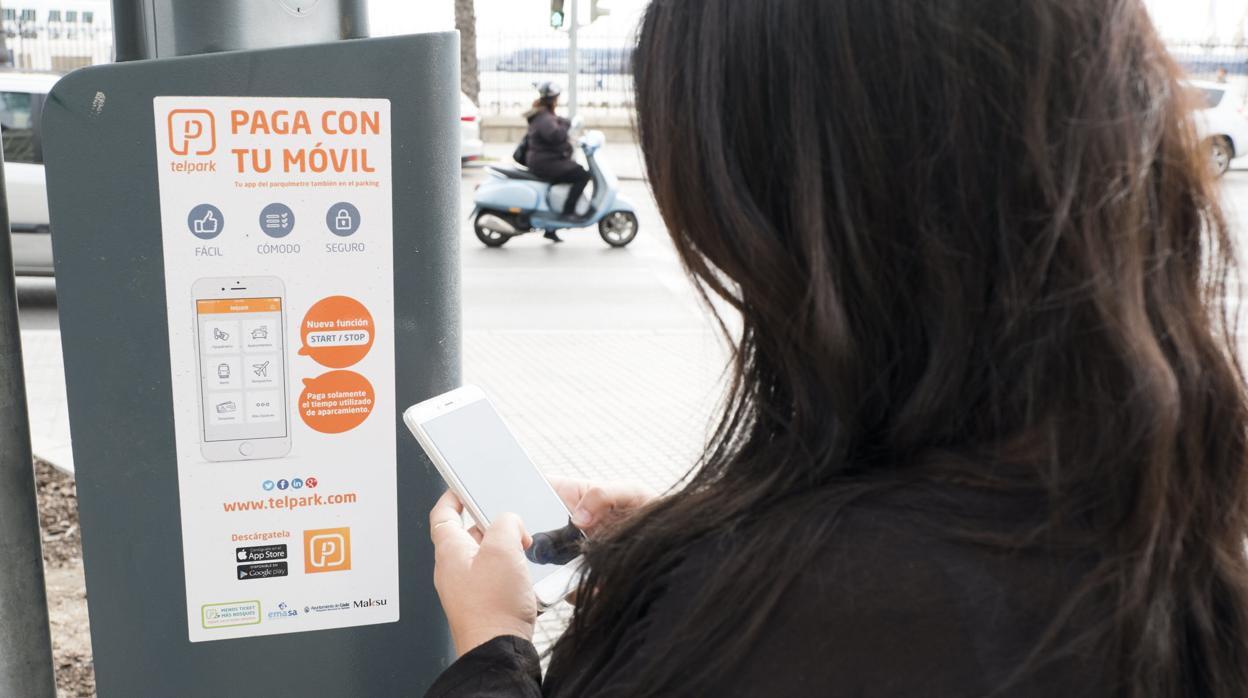 Uno de los nuevos parquímetros instalados por Emasa en el casco histórico de Cádiz.