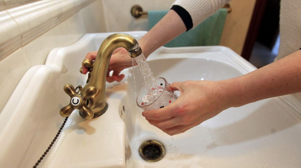 Tres detenidos por estafar 13.000 euros a una anciana con amenazas de cortarle el agua