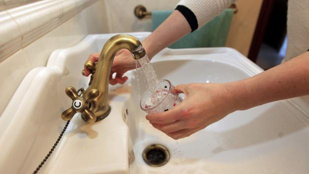 Tres detenidos por estafar 13.000 euros a una anciana con amenazas de cortarle el agua