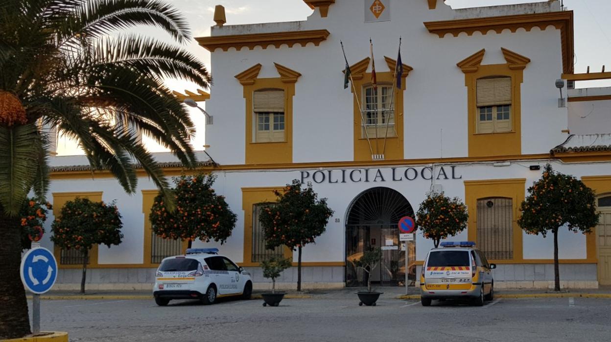 Dos vehículos junto a la sede de la Policía Local de Écija