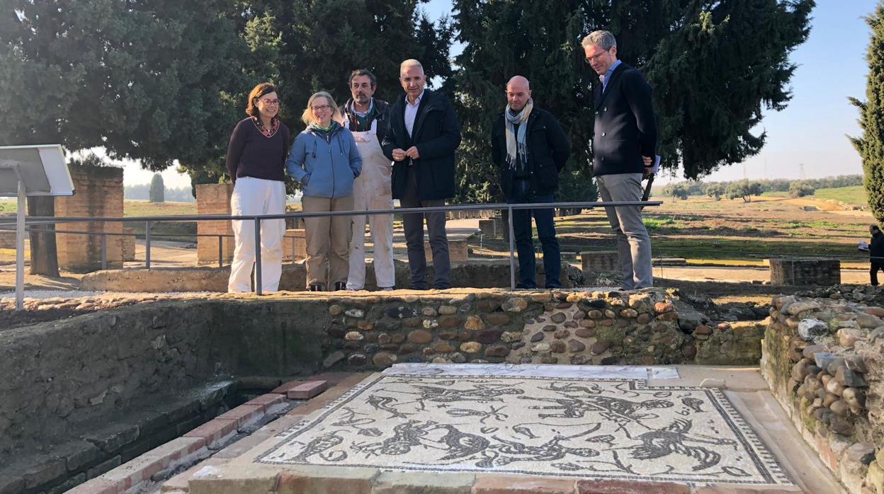 El mosaico con escenas cómicas de pigmeos luchando con grullas, rodeado por un canal por donde discurriría agua corriente