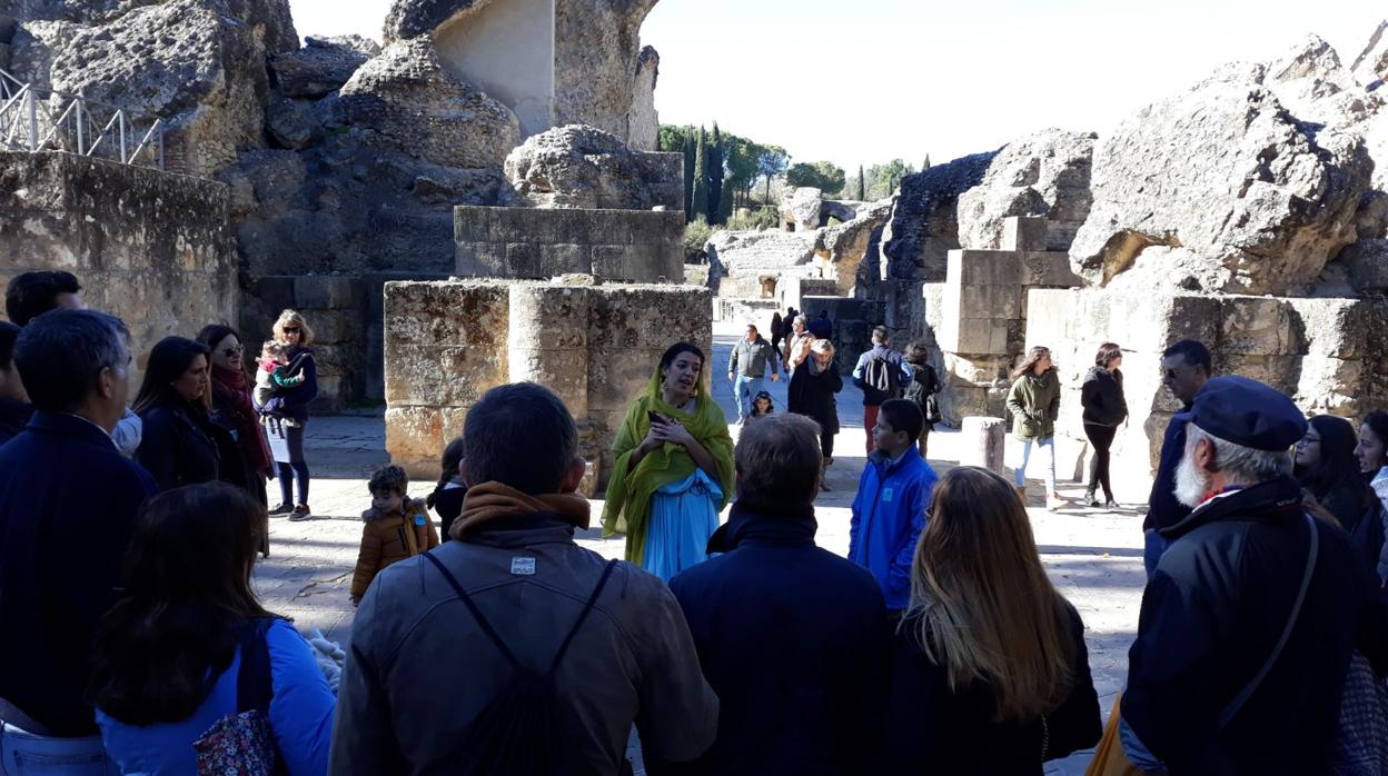 Un grupo de visitantes en el Conjunto Arqueológico de Itálica