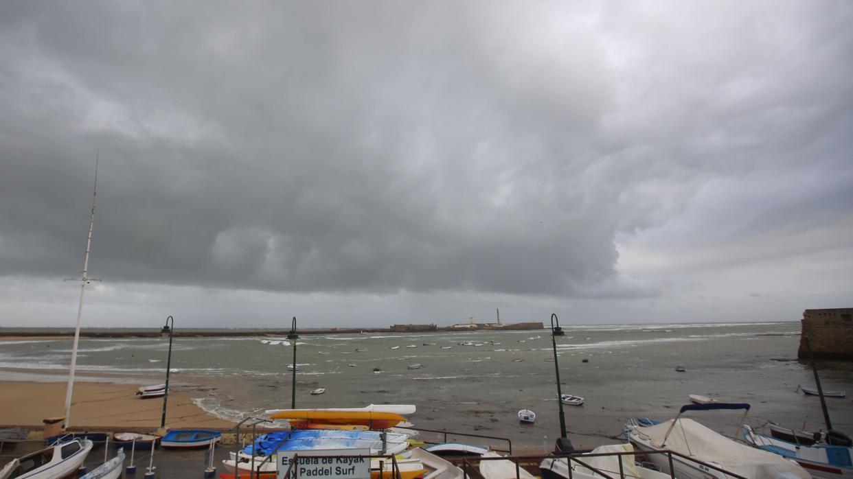 El tiempo en Cádiz: Alerta naranja por fuerte oleaje y viento para despedir el año en la provincia de Cádiz