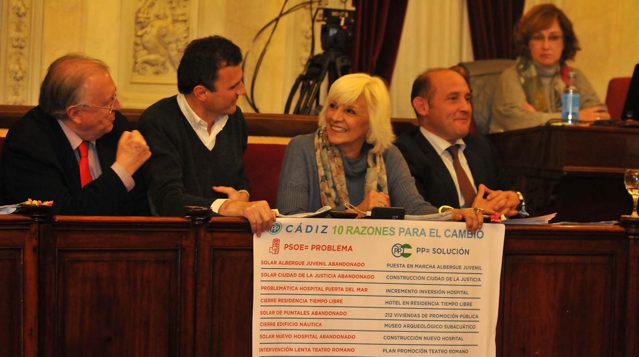 Los populares desplegaron una pancarta en el pleno con las diez reclamaciones a la Junta de Andalucía.