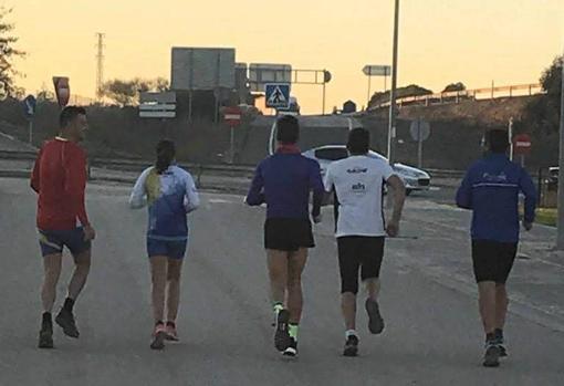 Un grupo de hombres acompañan a una atleta para que no corra sola