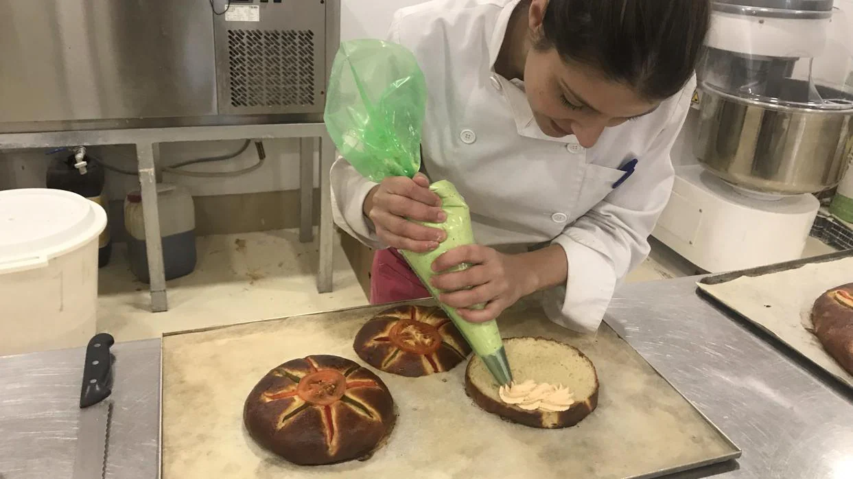 Una empleada de la panadería La Esencia de Mairena del Aljarafe, que elabora roscones de reyes salados