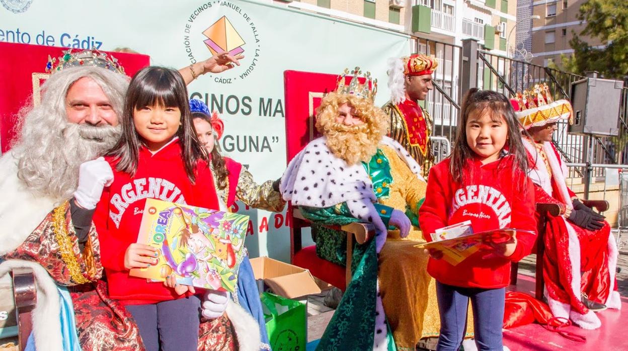 Los Reyes Magos de La Laguna comenzaron ya ayer a repartir ilusión entre los más pequeños