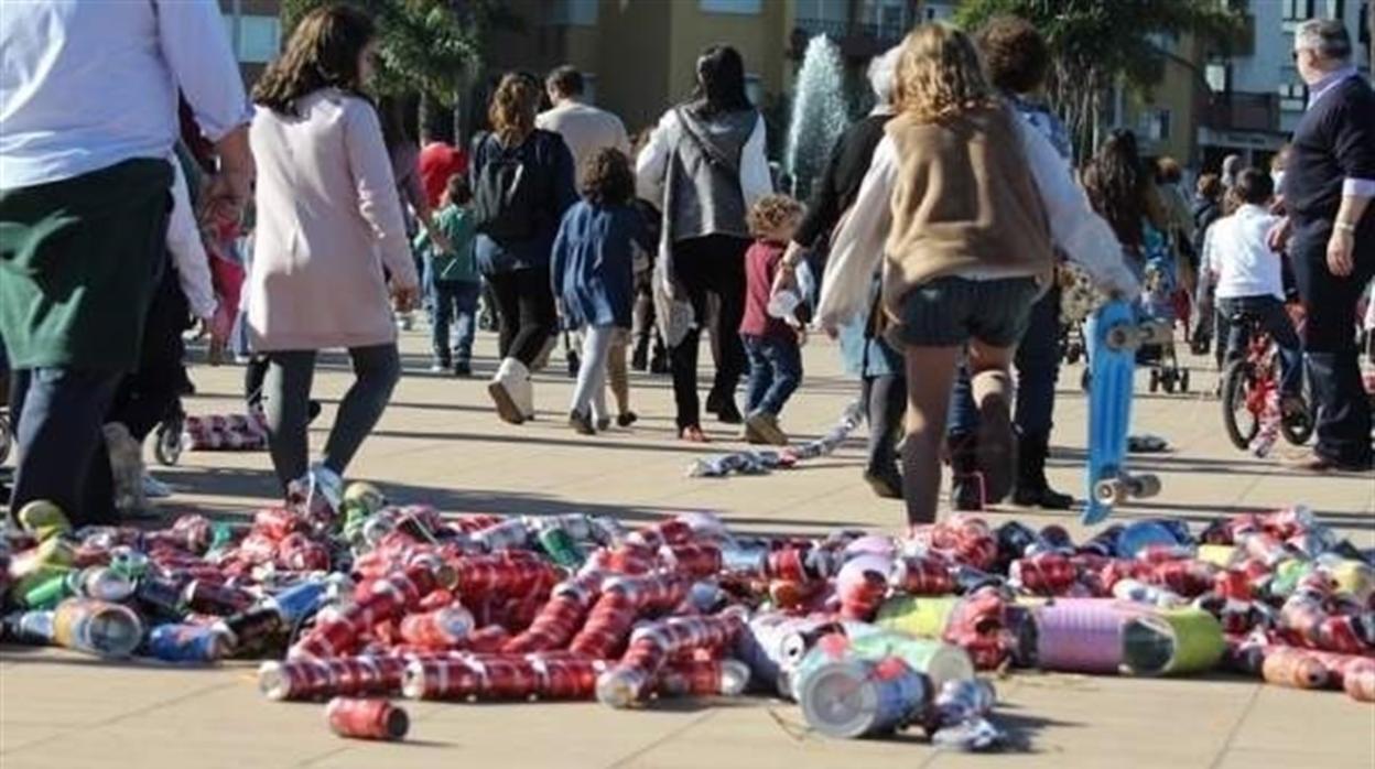 Algeciras recibe a los Reyes Magos un año más con el tradicional arrastre de latas