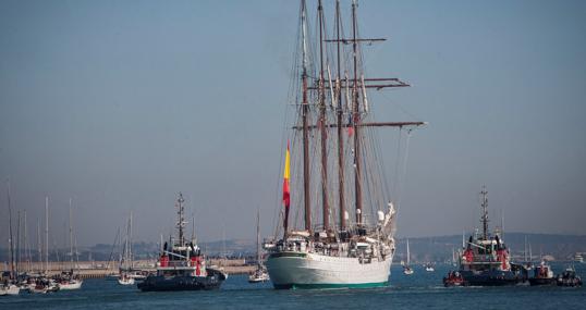 Salida de Elcano de Cádiz para su 90 crucero de instrucción.