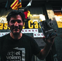 El activista delante de la Casa de Cádiz con su libro 'Sin techo'.