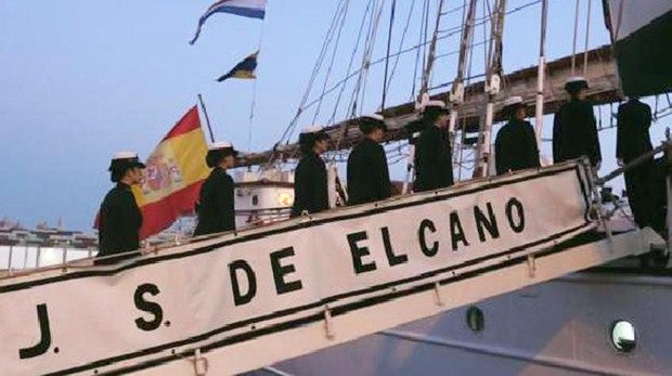 Los guardiamarinas embarcan en el Juan Sebastián de Elcano