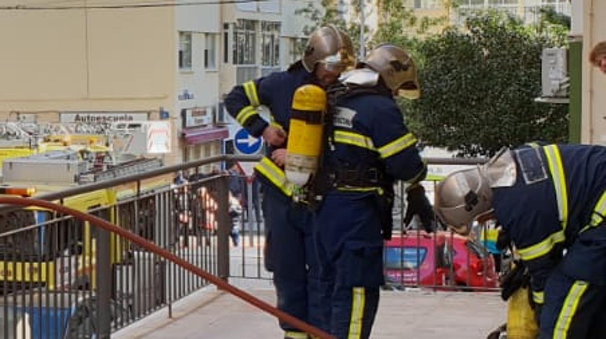 Los bomberos intervienen en un incendio en la calle Zurbarán de Cádiz