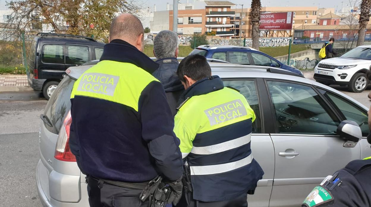 La Policía Local de Castilleja de la Cuesta ha detenido a un vecino como presunto autor del incendio de 28 contenedores