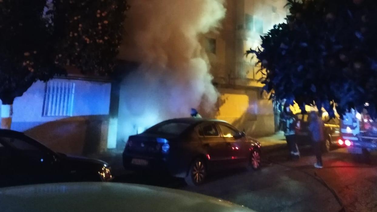 La Guardia Civil ha detenido a cinco personas por provocar un incendio que afectó a 20 vecinos en Lora del Río