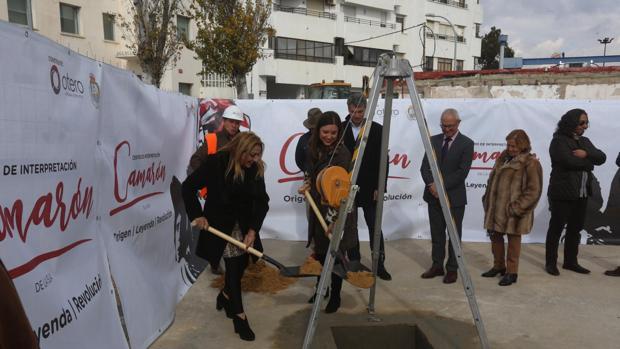 Colocan la primera piedra del Museo Camarón