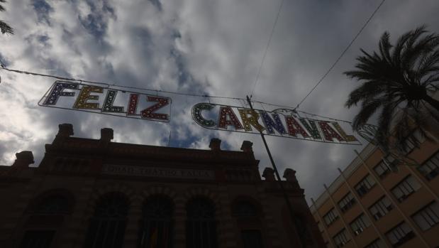 La iluminación de Carnaval ya se deja ver en la plaza del Falla