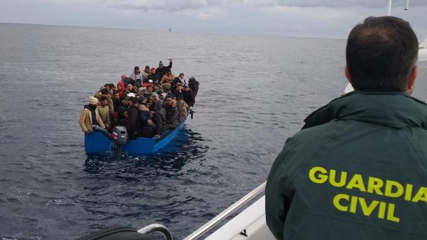 La Guardia Civil rescata una patera que navegaba con 79 inmigrantes hacinados, dos de ellos con hipotermia