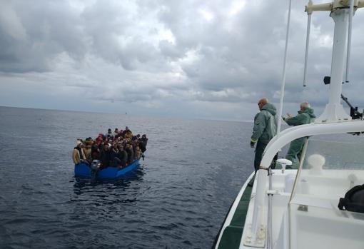 La Guardia Civil rescata una patera que navegaba con 79 inmigrantes hacinados, dos de ellos con hipotermia
