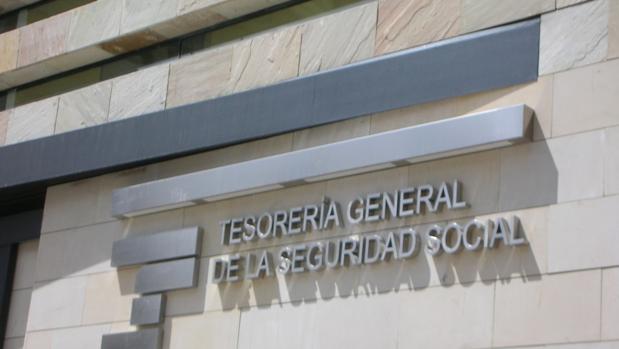 Investigan al jefe de personal del Ayuntamiento de Sanlúcar por hacerse retenciones irregulares en su nómina