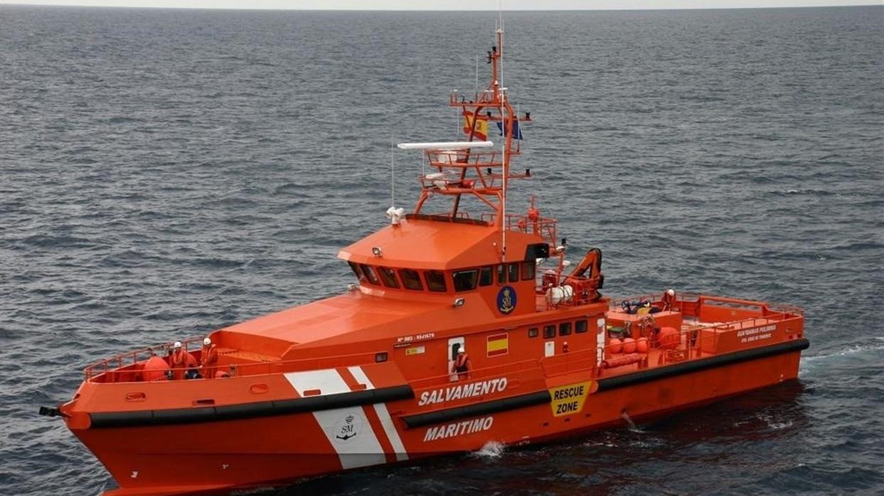 Trasladadas a Algeciras 51 personas rescatadas de una patera en el Estrecho