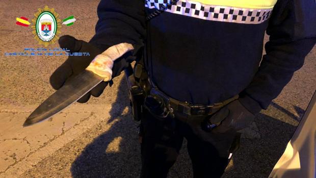 Detenido con drogas, sin carnet ni ITV y con un gran cuchillo en el coche en Castilleja de la Cuesta
